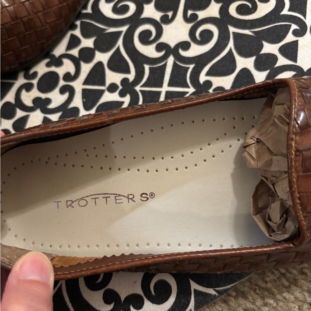 Trotters Liz Leather Loafers in Brown 8w - Picture 8 of 8